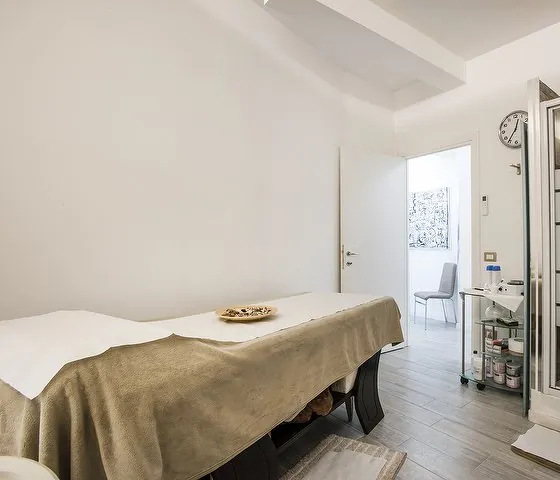 Una cabina luminosa con il lettino e la doccia