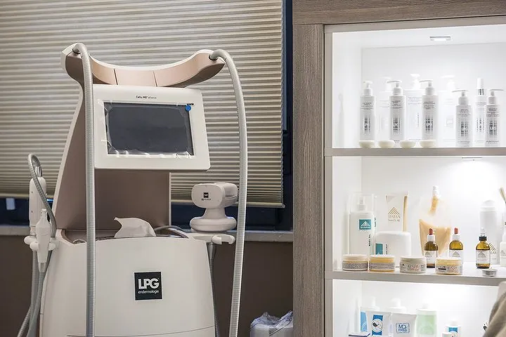 Il macchinario LPG Endermologie accanto alla vetrina dei prodotti professionali