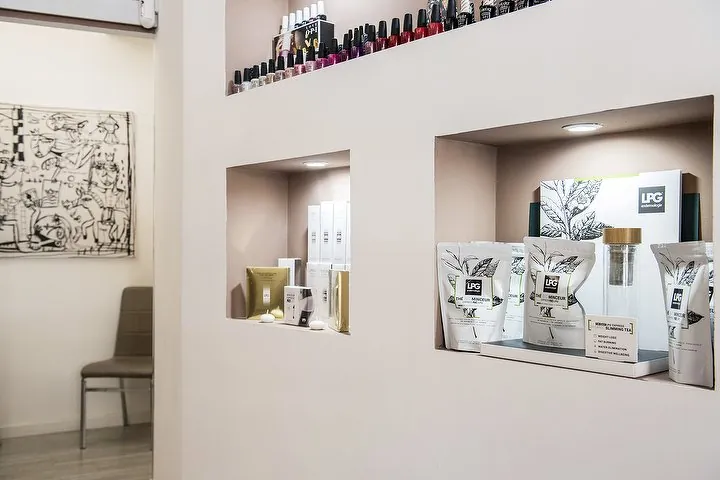 Gli smalti colorati e i prodotti per viso e corpo nelle nicchie color cipria